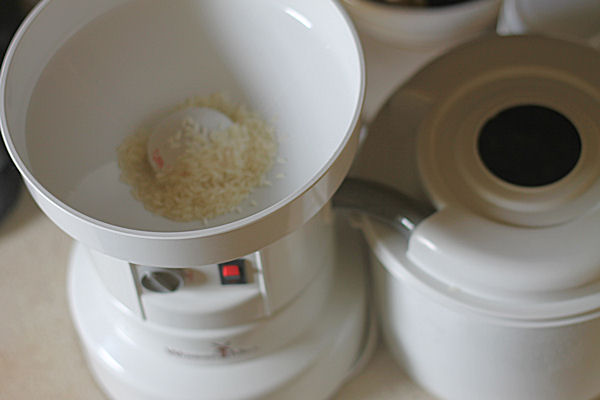 making flour at home in grain mill